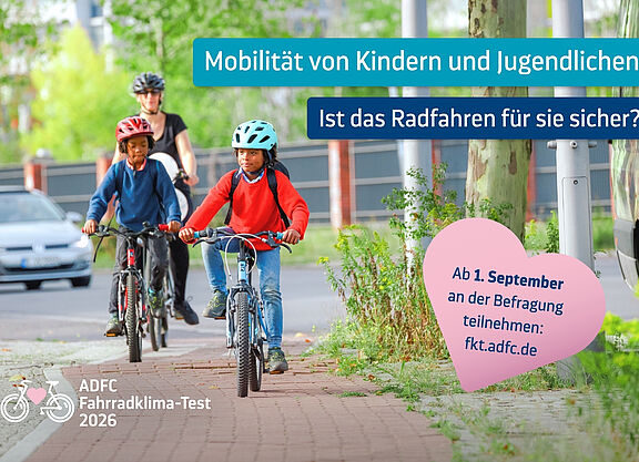 Sharepic zum ADFC-Fahrradklima-Test 2026: Zwei Kinder auf Fahrrädern, gefolgt von einer Frau auf dem Rad.